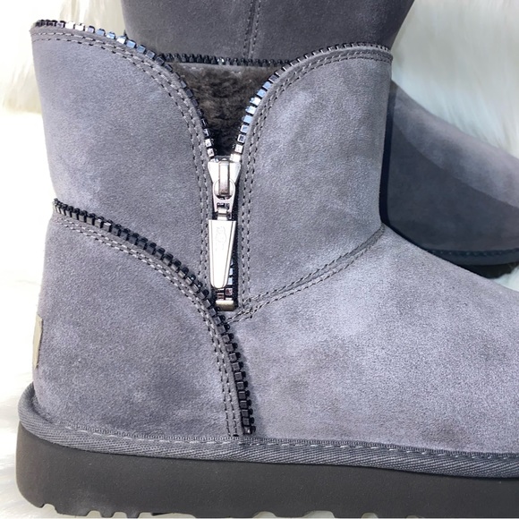 UGG Boots size 10 New in box - Picture 10 of 15